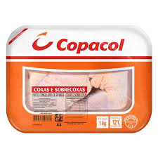 Coxa e sobrecoxa de frango desossado congelado Copacol bandeja 1kg.